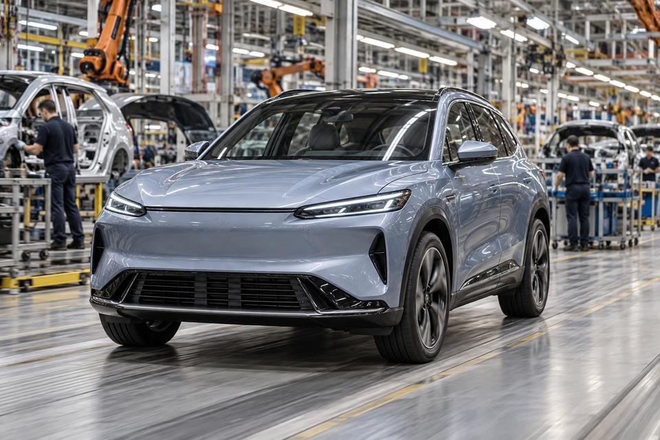 Elektrisk SUV på et samlebånd i en moderne bilfabrik